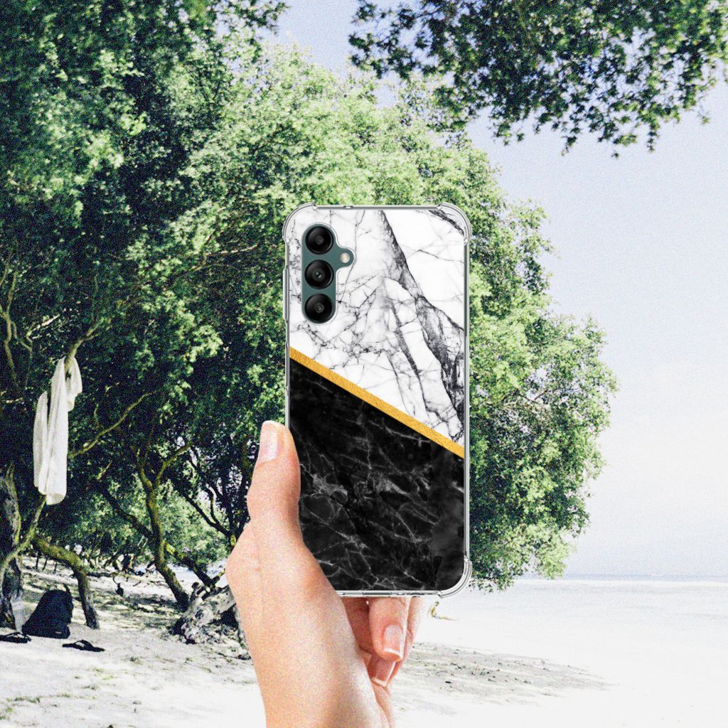 Samsung Galaxy A14 5G/4G Anti-Shock Hoesje Marmer Wit Zwart - Origineel Cadeau Man in hand op het strand.