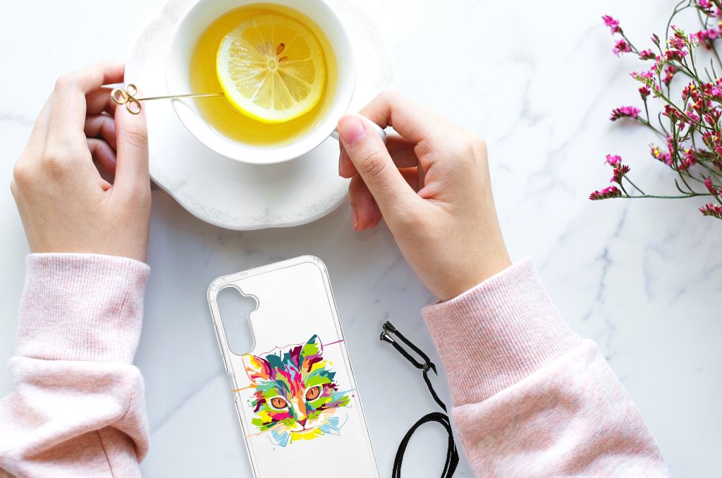 Samsung Galaxy A14 5G Stevig Bumper Hoesje Cat Color op een tafel met een kopje thee en citroen.