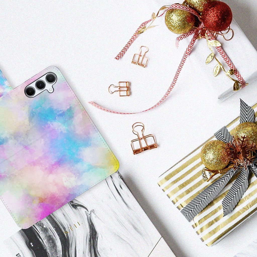 Hoesje Samsung Galaxy A55 Watercolor Light met pastelkleuren op een tafel met cadeau's en decoraties.