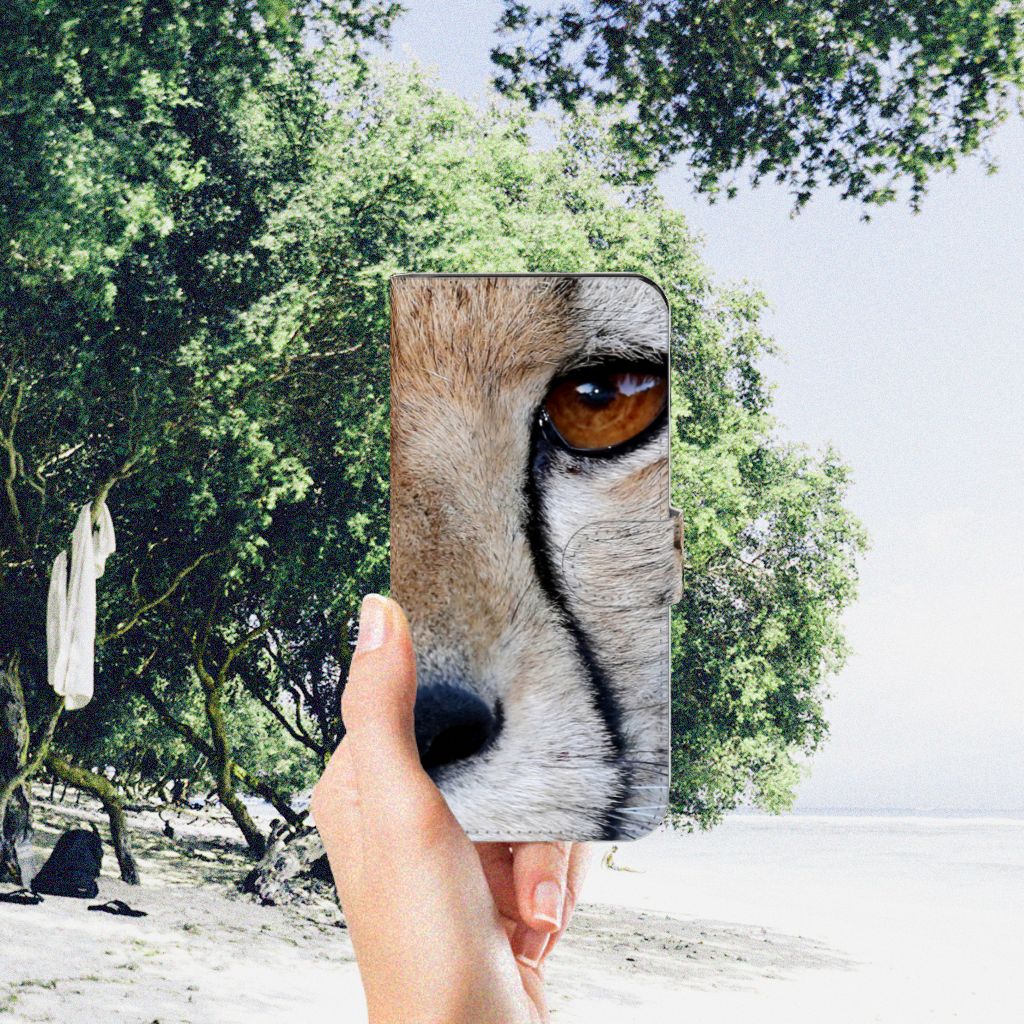Motorola Moto G53 Telefoonhoesje met Pasjes Cheetah close-up van cheeta oog in natuur setting