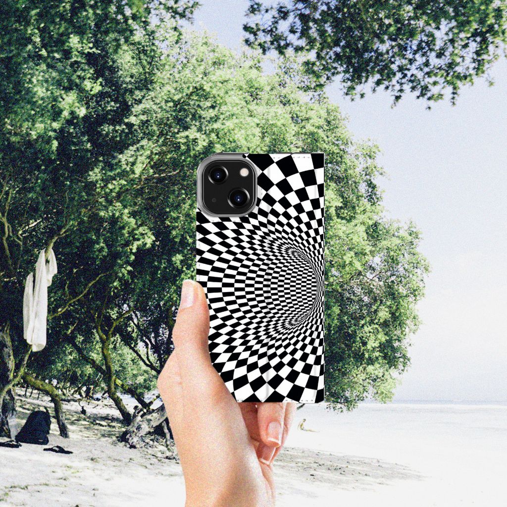 iPhone 14 Stand Case Illusie met een zwart-wit spiraalpatroon in handen op het strand.