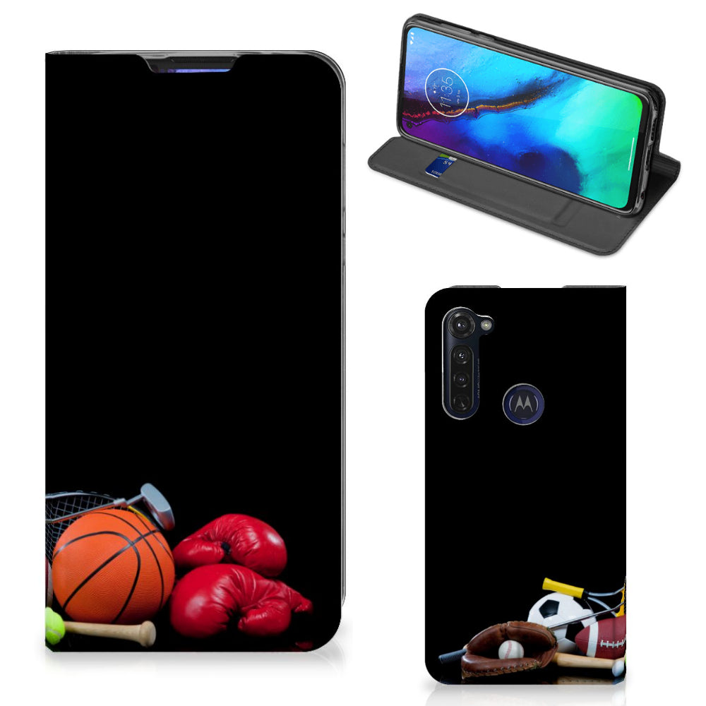 Motorola Moto G Pro Hippe Standcase Sports met sportuitrusting afbeeldingen op een zwarte achtergrond.