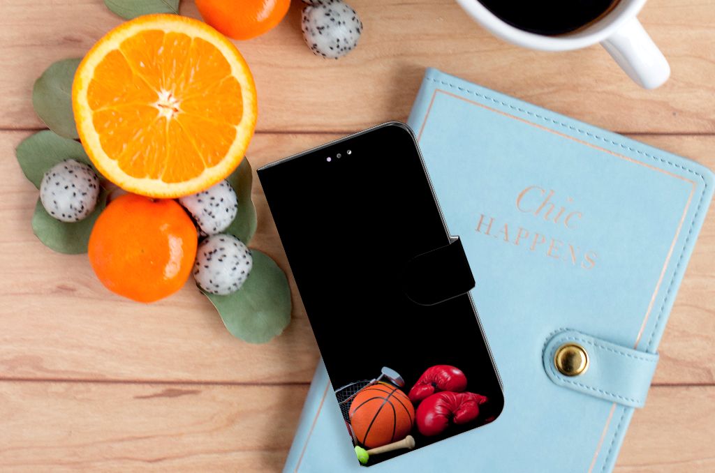 Samsung Galaxy A32 4G Wallet Case met Pasjes Sports met sport accessoires op een houten tafel