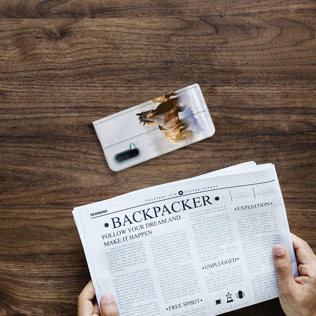 OnePlus Nord CE 5G Hoesje maken Paarden met een elegante paardenprint op een smartphone.