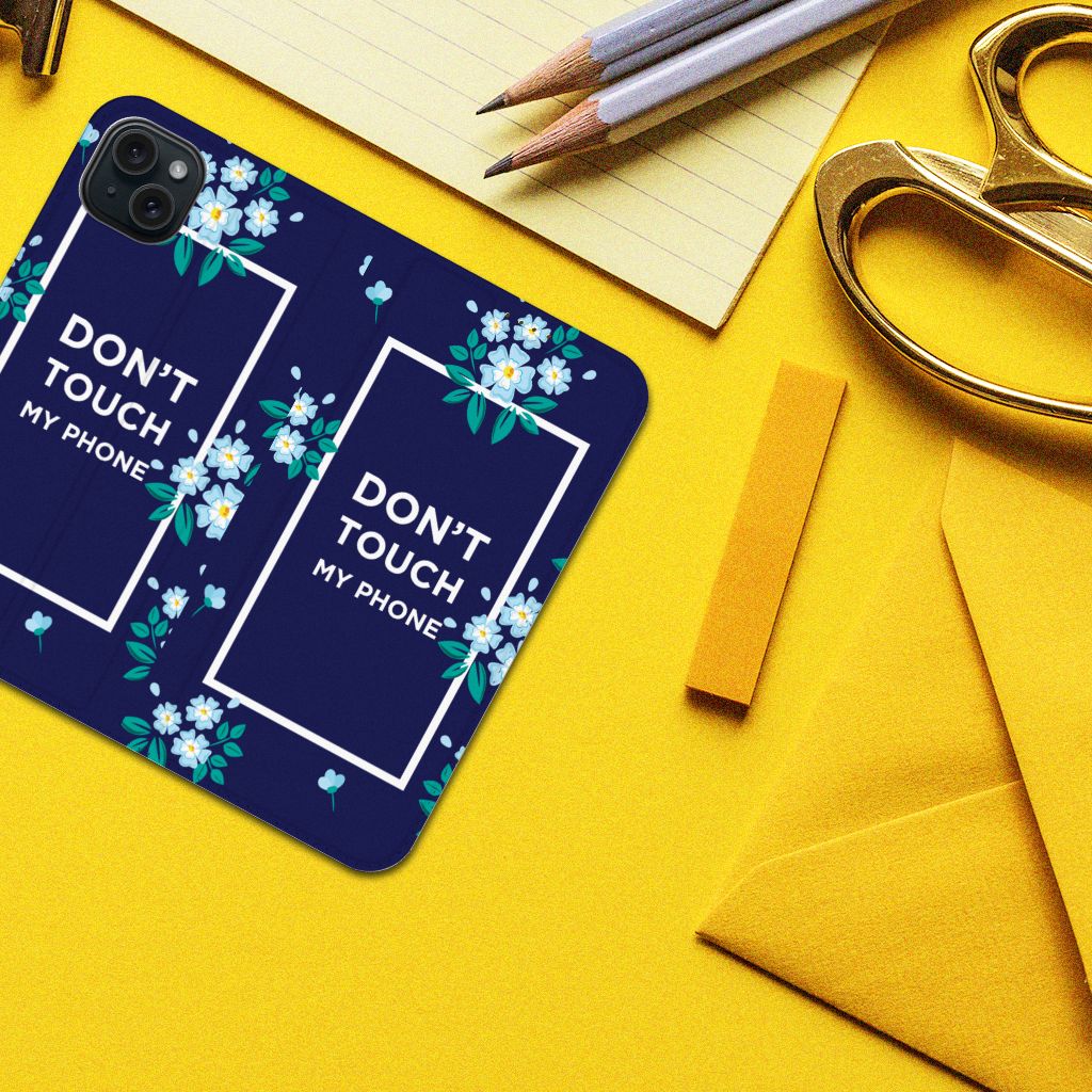 iPhone 15 Plus Design Case Flowers Blue DTMP met een bloemenontwerp en de tekst 'DON'T TOUCH MY PHONE' đ¸