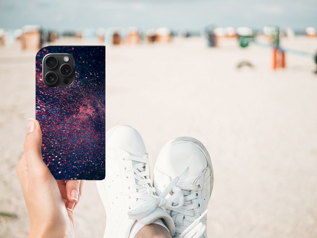 iPhone 15 Pro Stand Case Stars met een kunstzinnig design in paarse en blauwe kleuren op een strand.