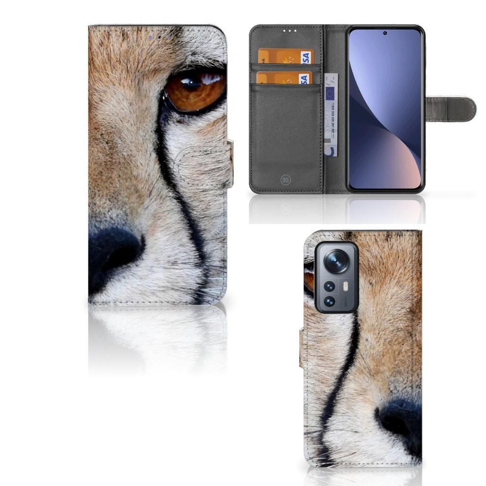 Xiaomi 12 Pro Telefoonhoesje met Pasjes Cheetah met close-up van de cheeta en ruimte voor 3 pasjes.