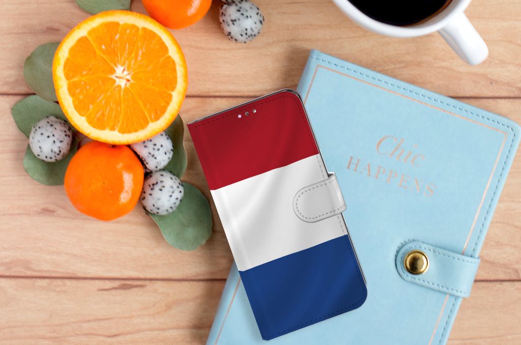 Samsung Galaxy A32 4G Bookstyle Case Nederlandse Vlag op een tafel met fruit en een notitieboekje.