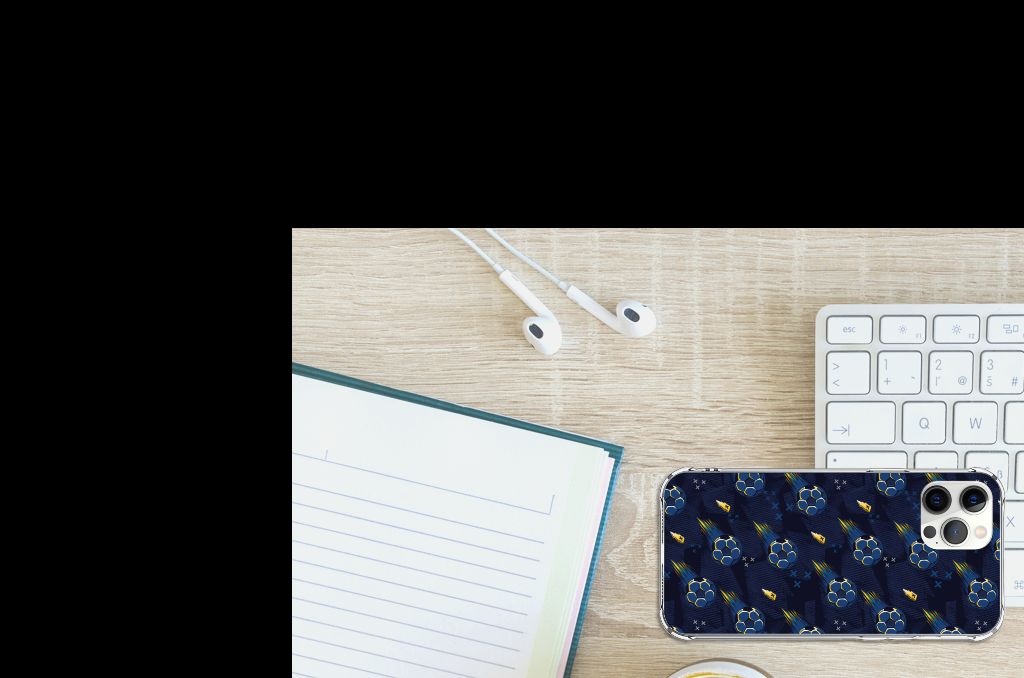 Hoesje voor iPhone 15 Pro Watercolor Paars ligt op een bureau naast een notitieboek en toetsenbord.