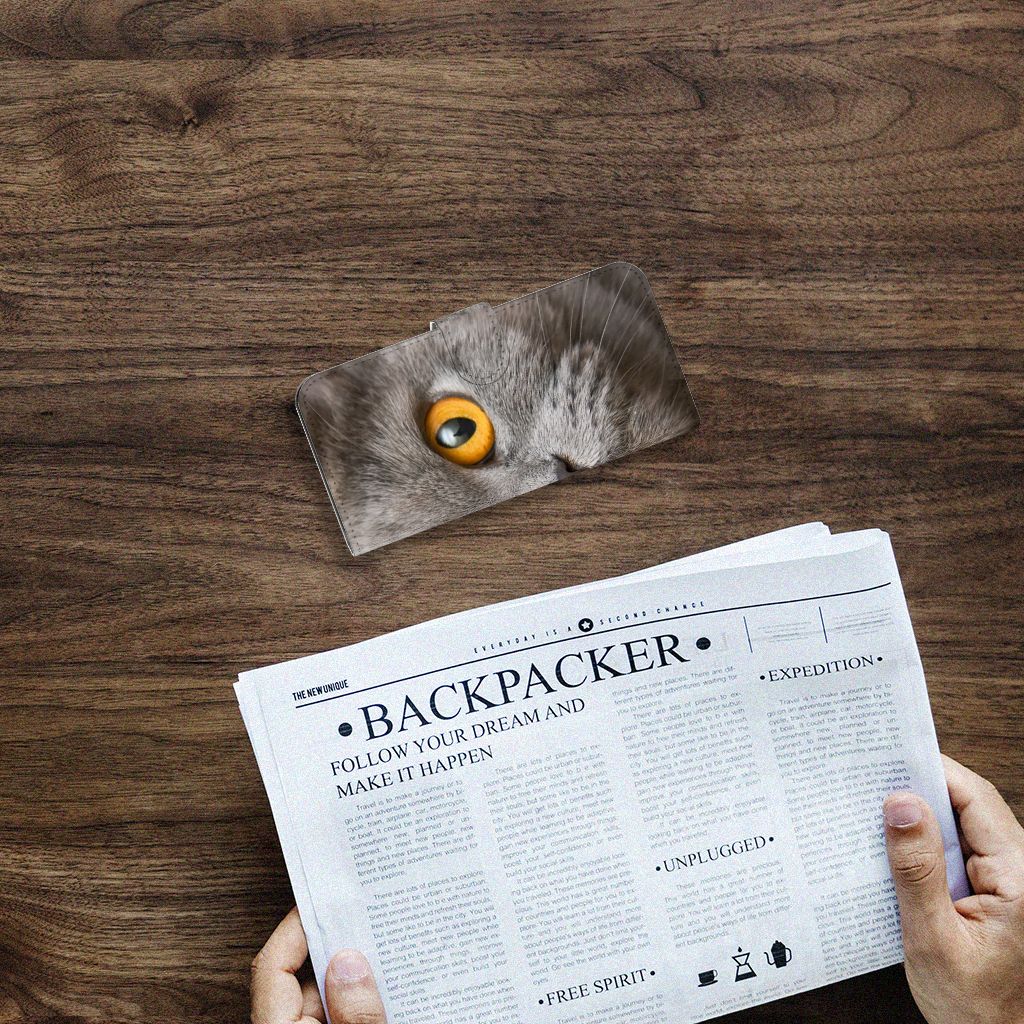 Telefoonhoesje met Pasjes Samsung Galaxy A04e Britse Korthaar op een houten tafel met krant.