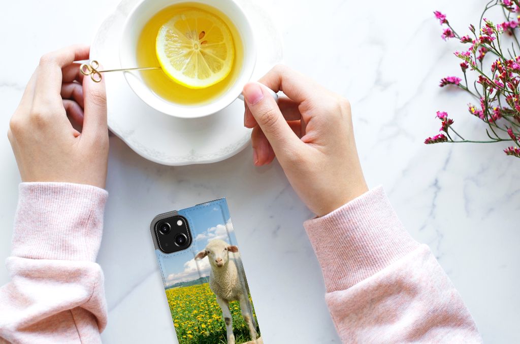 iPhone 13 Mini Hoesje maken Schaap en Lammetje met een schapenafbeelding, hand met een kopje thee op tafel.