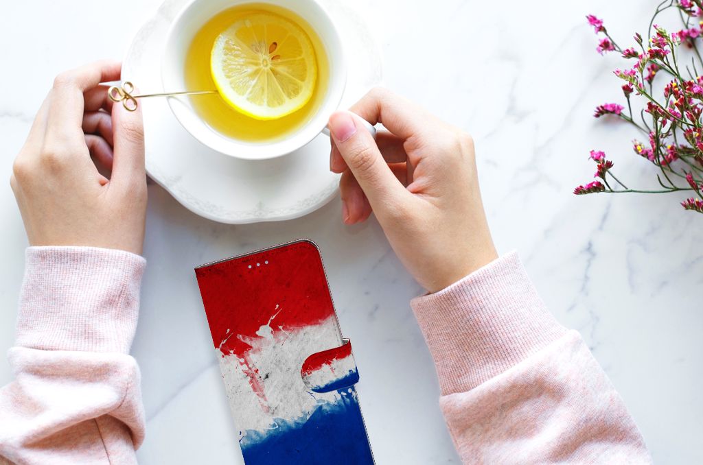 OnePlus Nord 2T Bookstyle Case Nederland met artistiek design van de Nederlandse vlag, naast een kopje thee.