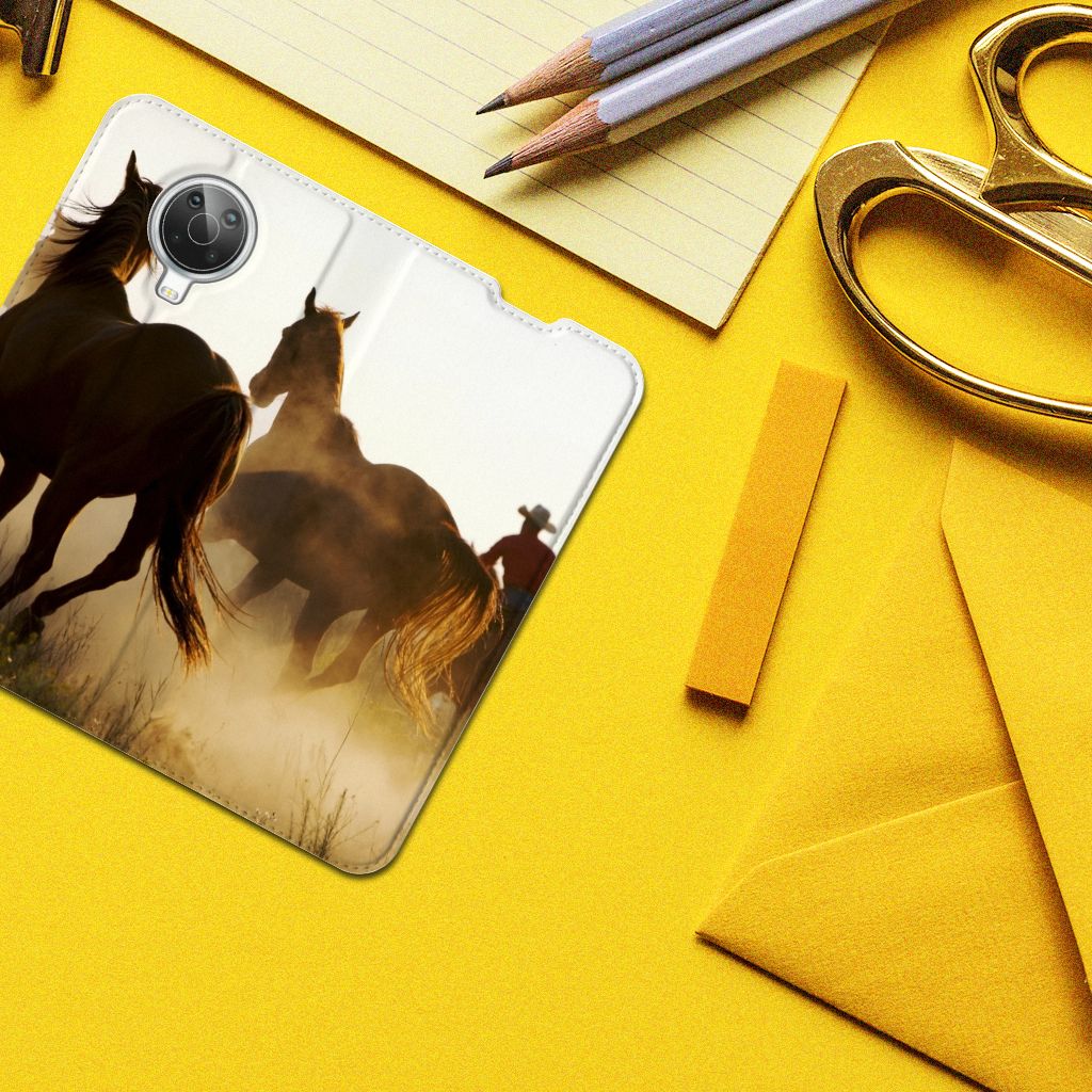 Nokia G10 | G20 Hoesje maken Design Cowboy met paardenprint en silhouetten op een gele achtergrond.