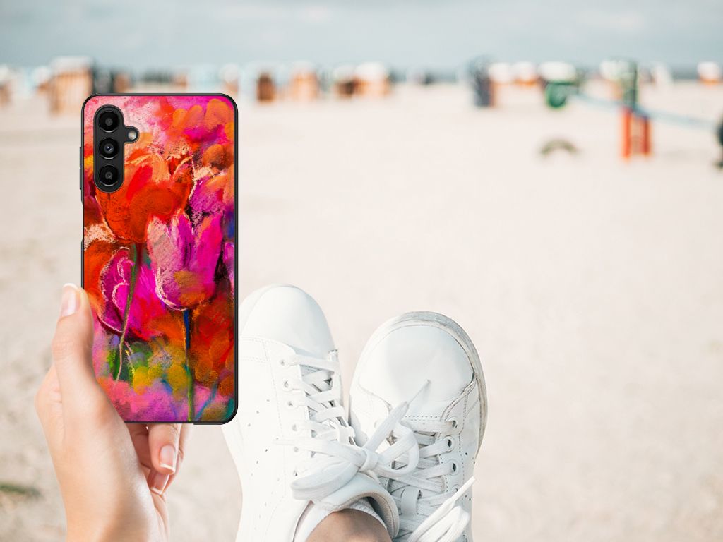 Kleurrijke Telefoonhoesje Samsung Galaxy A14 5G Tulips op een strand afgebeeld met sneakers.