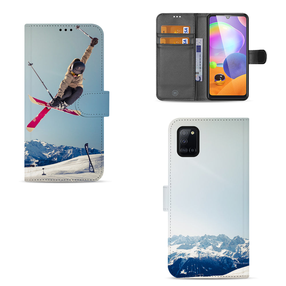 Voorkant, achterkant en geopende binnenkant van de Samsung Galaxy A31 bookcase, voorbeeldontwerp met skiër boven een bergtop