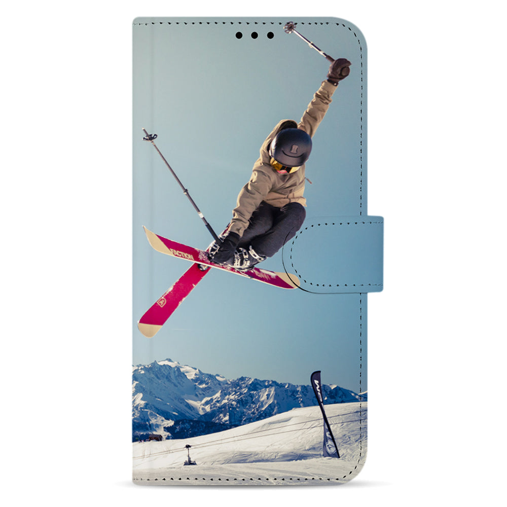 Voorkant van de Galaxy A31 bookcase met voorbeeldfoto van een skiër in de lucht en het sluitlipje rechts