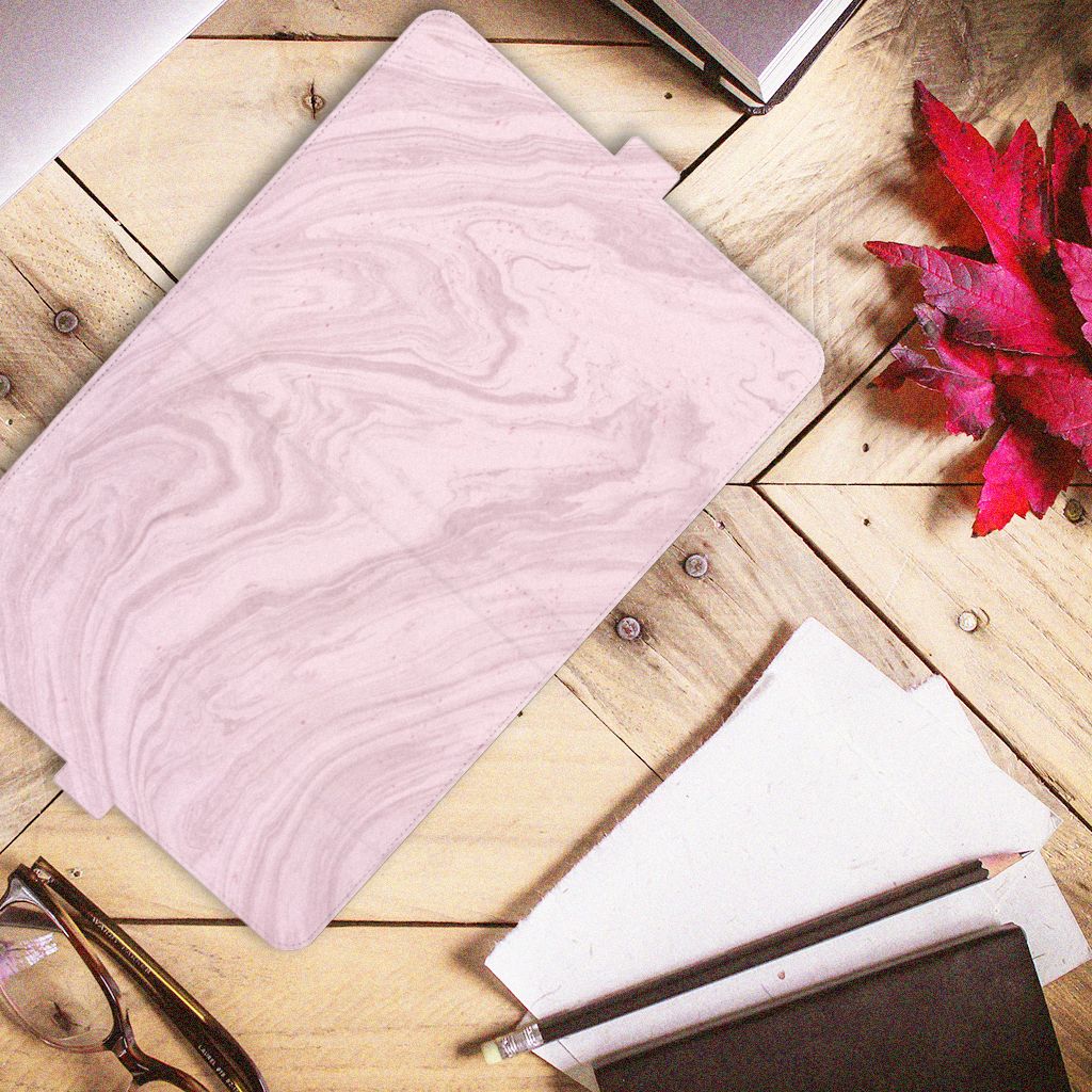 iPad Air Marble Pink hoesje op een houten tafel met kantoorbenodigdheden in de omgeving.