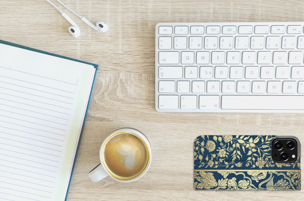 iPhone 13 Pro Max Smart Cover Beige Flowers design bovenaanzicht bureau toetsenbord koffie