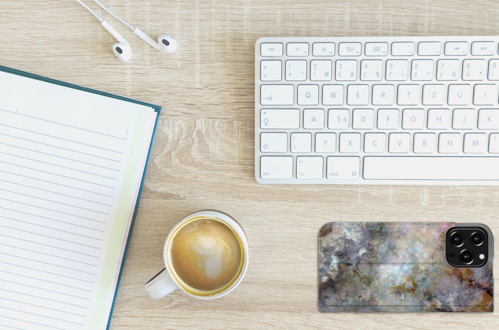 iPhone 13 Pro Max Standcase Marmer Grijs product afbeelding bureau koffie toetsenbord notitieboek