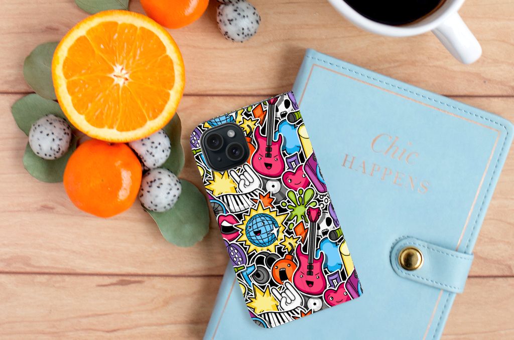 iPhone 15 Hippe Standcase Punk Rock met kleurrijk ontwerp en opvallende gitaarillustraties đ¸ op een bureau.