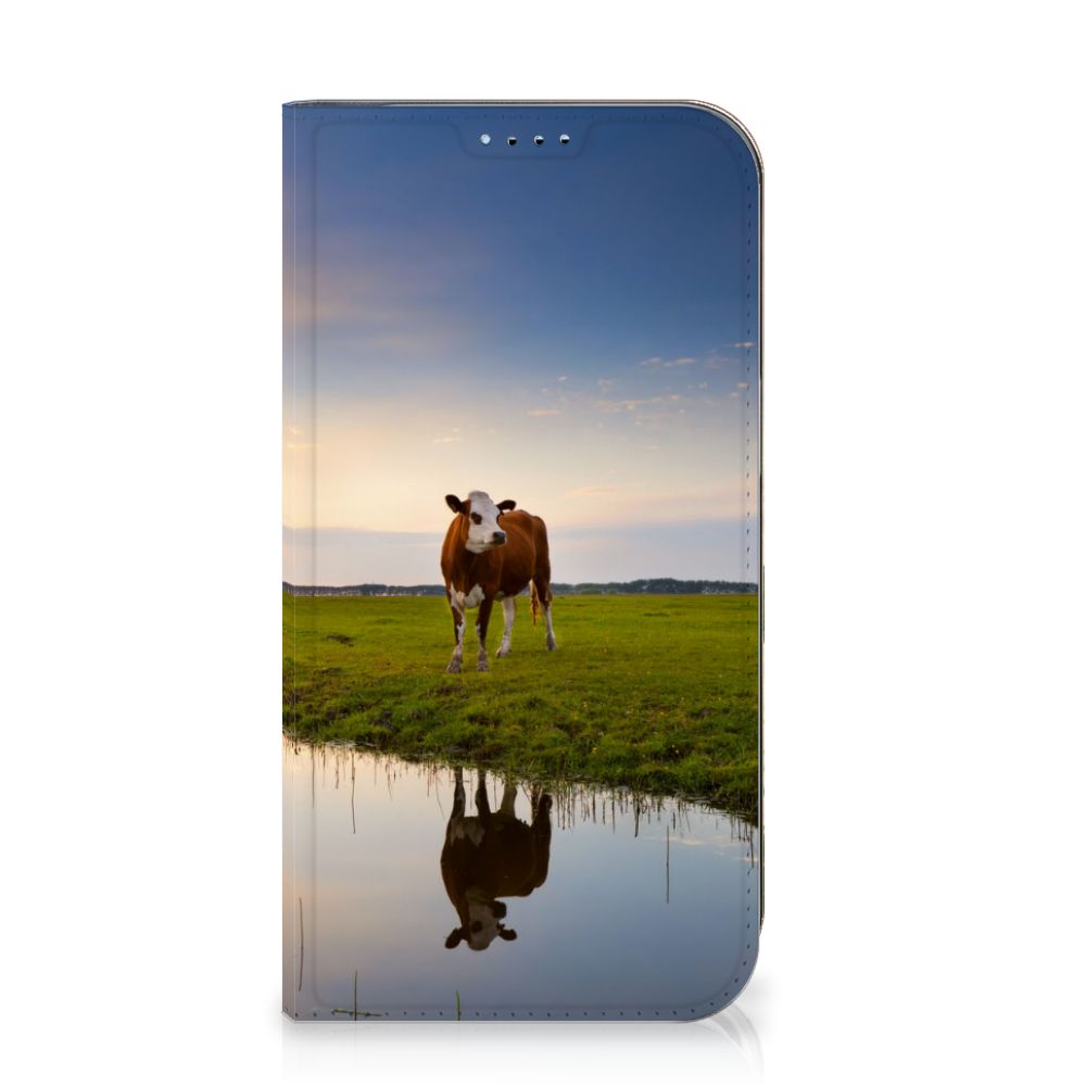 iPhone 15 Hoesje maken Koe met een koe en een ondergang zon op de achtergrond đ
.