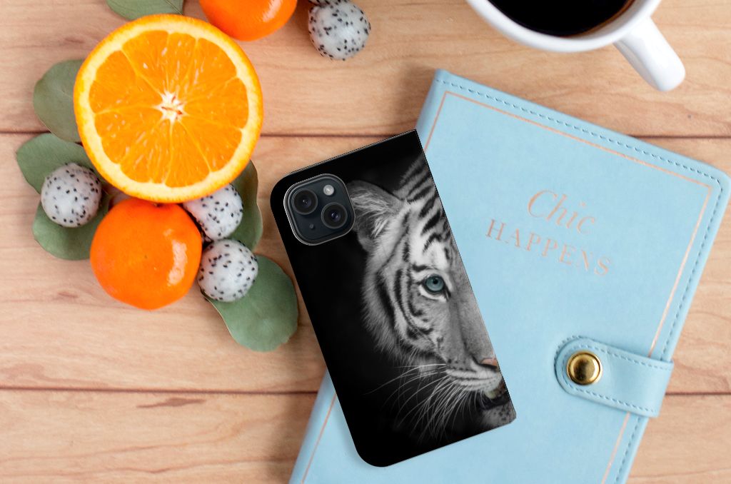 iPhone 15 Hoesje maken Tijger met een prachtige witte tijger, omringd door fruit en een notitieboekje.