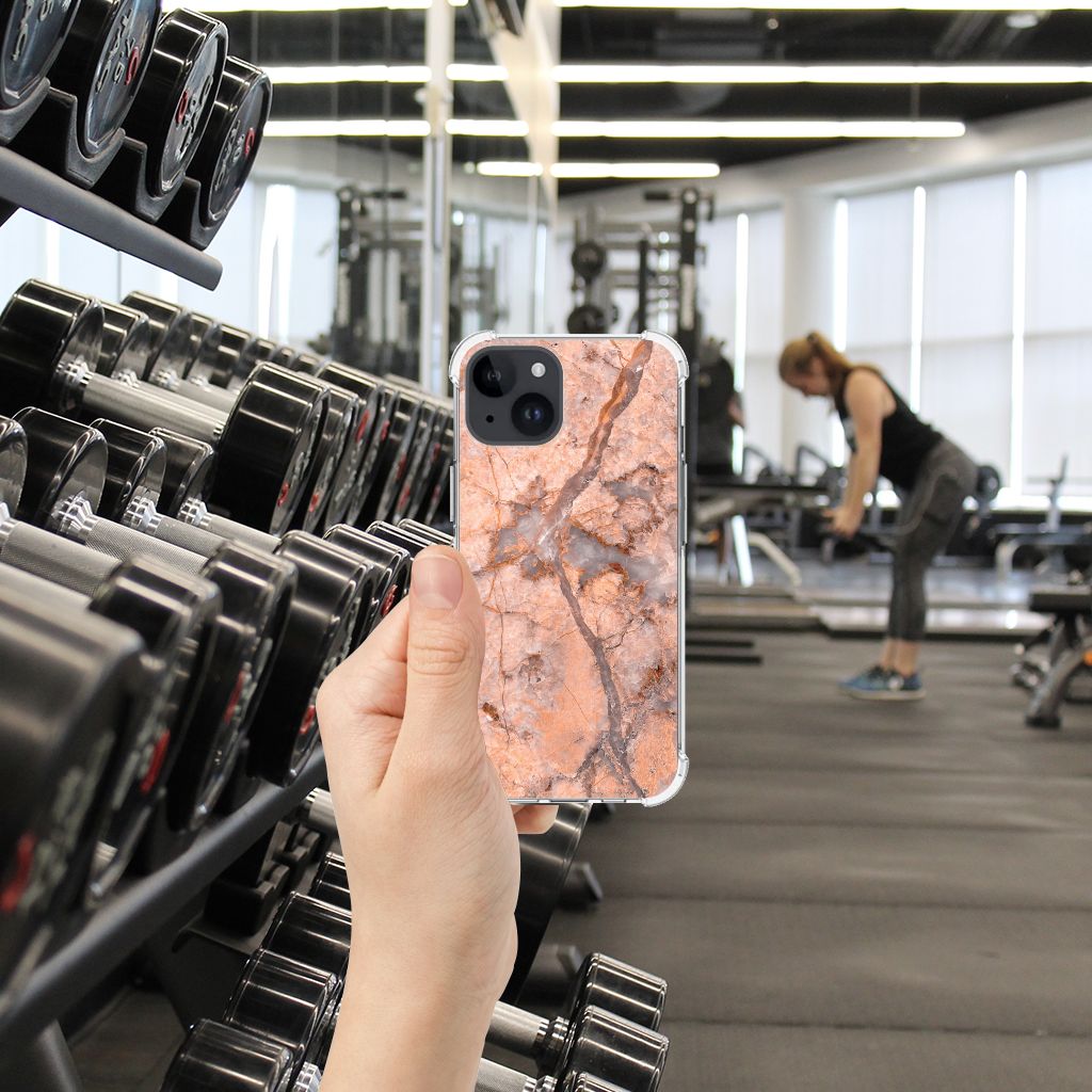 iPhone 15 Plus Anti-Shock Hoesje Marmer Oranje achterkant in sportschool met gewichten