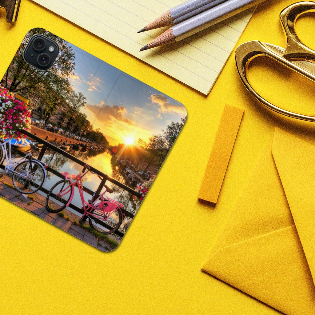 iPhone 15 Plus Book Cover Amsterdamse Grachten met kleurrijke fietsen en zonsondergang đ
.