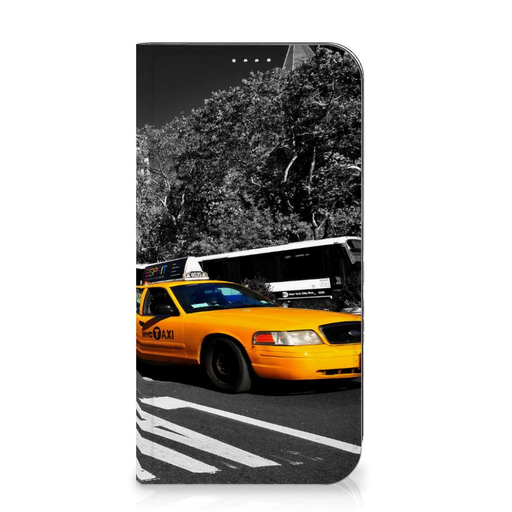 iPhone 15 Plus Book Cover New York Taxi met een opvallende taxi-print voor stijl en bescherming.