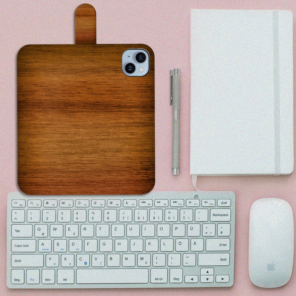 iPhone 15 Plus Book Style Case Donker Hout bovenaanzicht houten design toetsenbord muis notitieboek