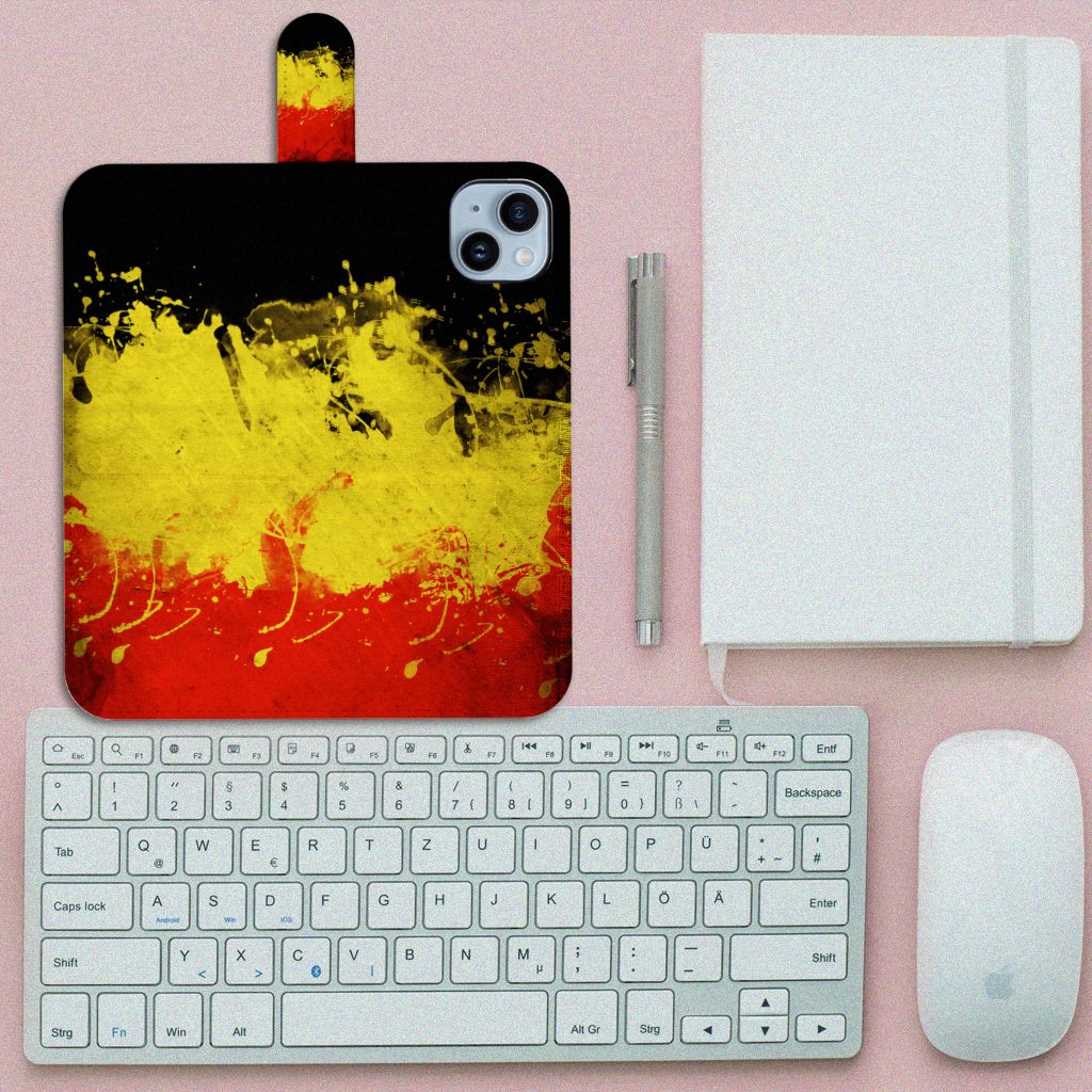iPhone 15 Plus Bookstyle Case België met Belgische kleuren op bureau met toetsenbord en notitieboek