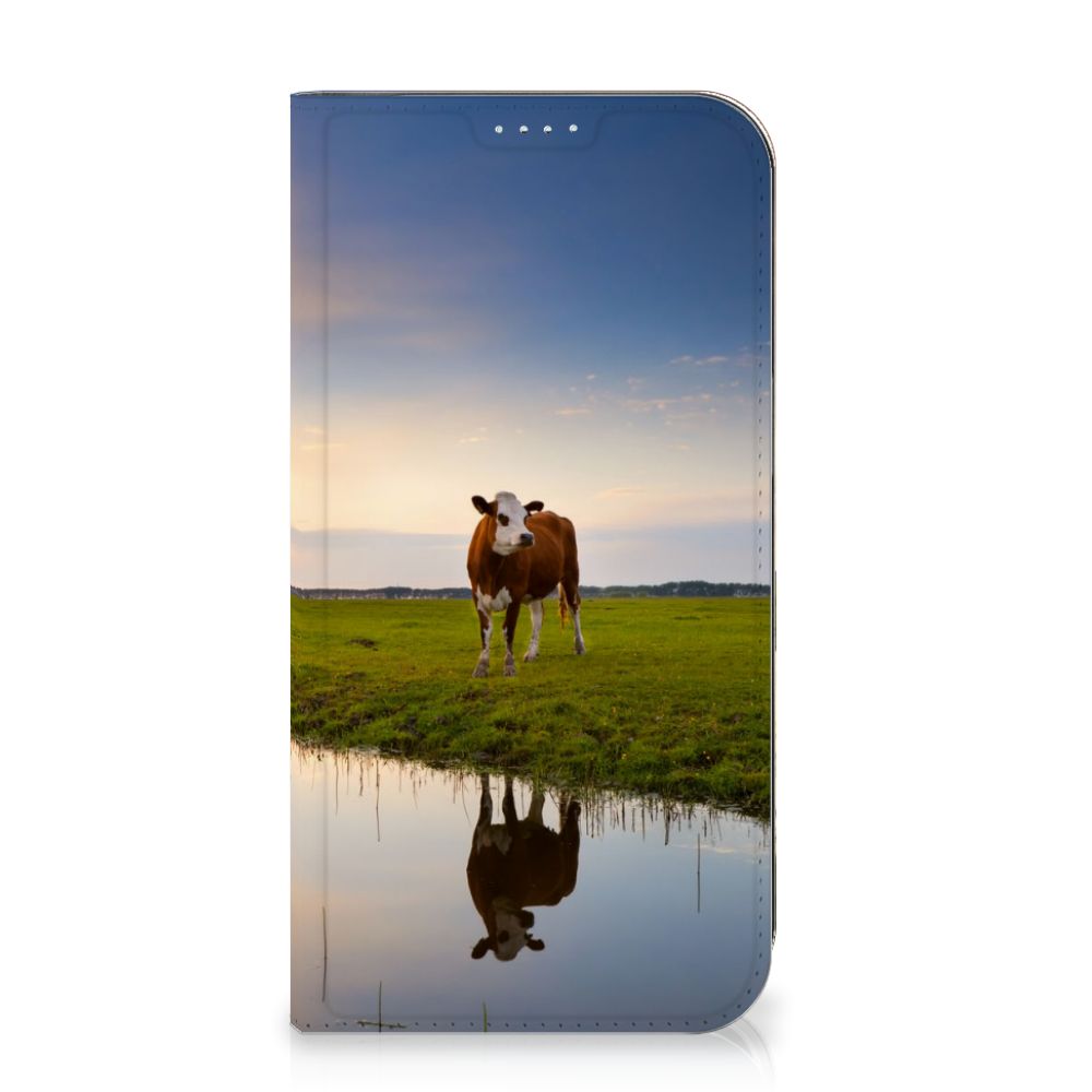 iPhone 15 Plus Hoesje maken Koe met een koe en ondergaande zon op een mooie achtergrond.