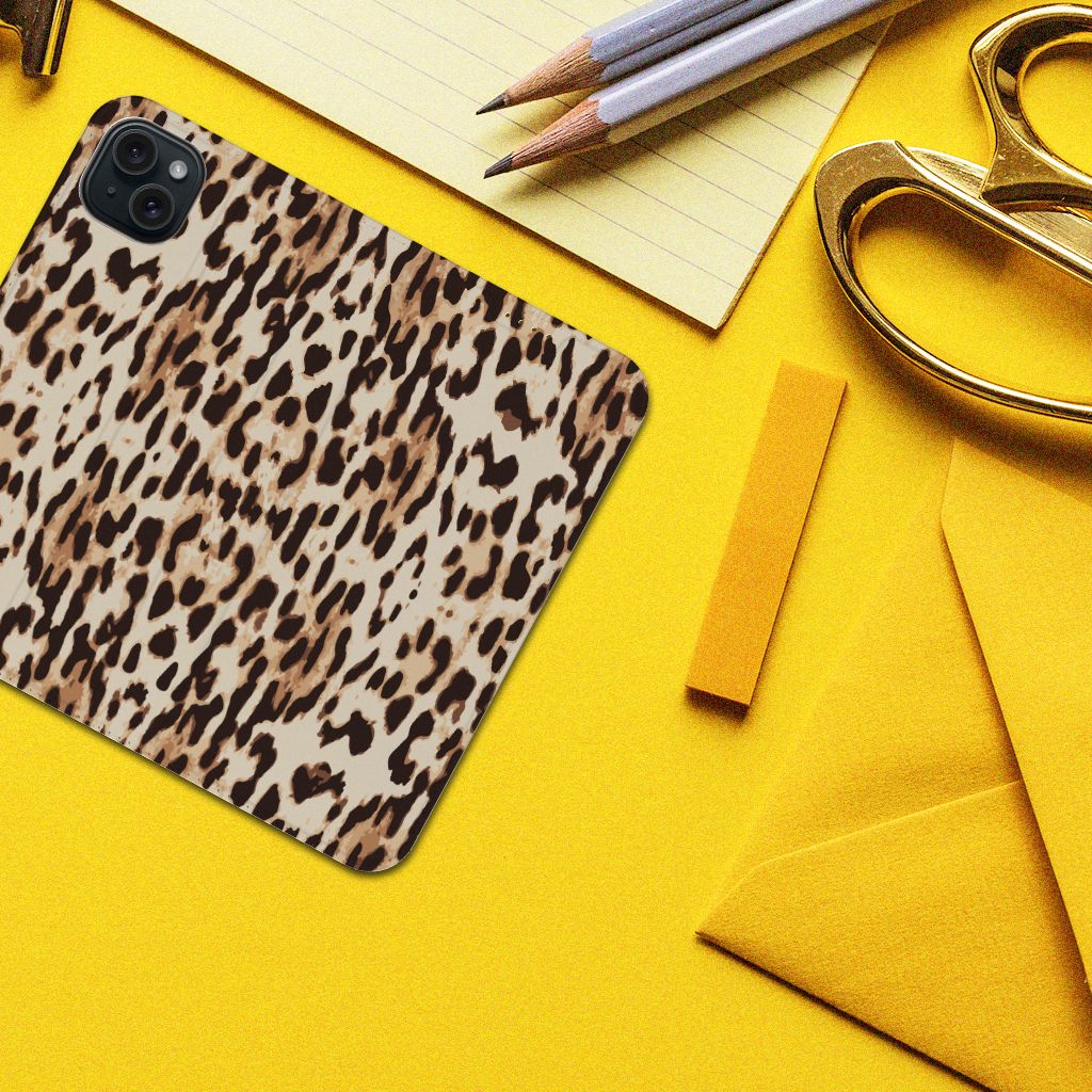 iPhone 15 Plus Hoesje maken Leopard met luipaardprint op een gele achtergrond.