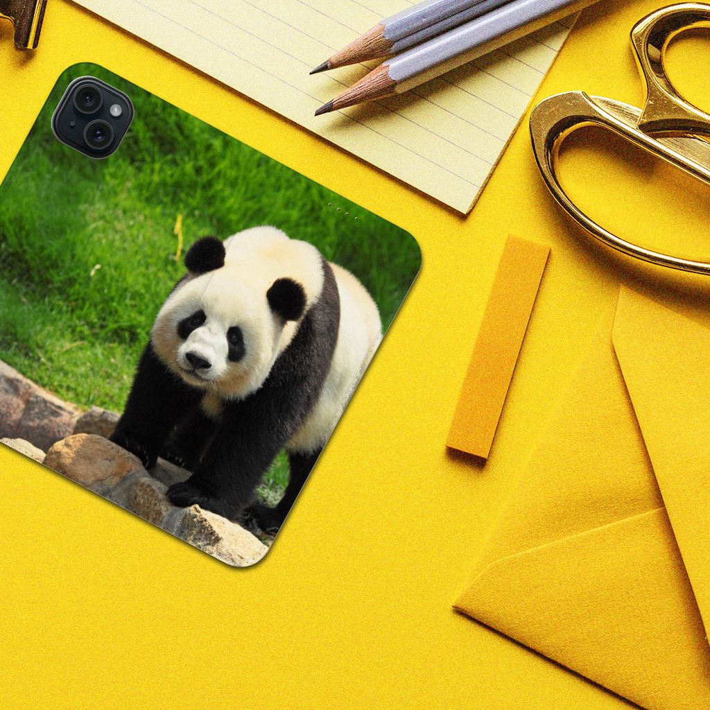 iPhone 15 Plus Hoesje maken Panda met een schattige panda die op een groene achtergrond staat.