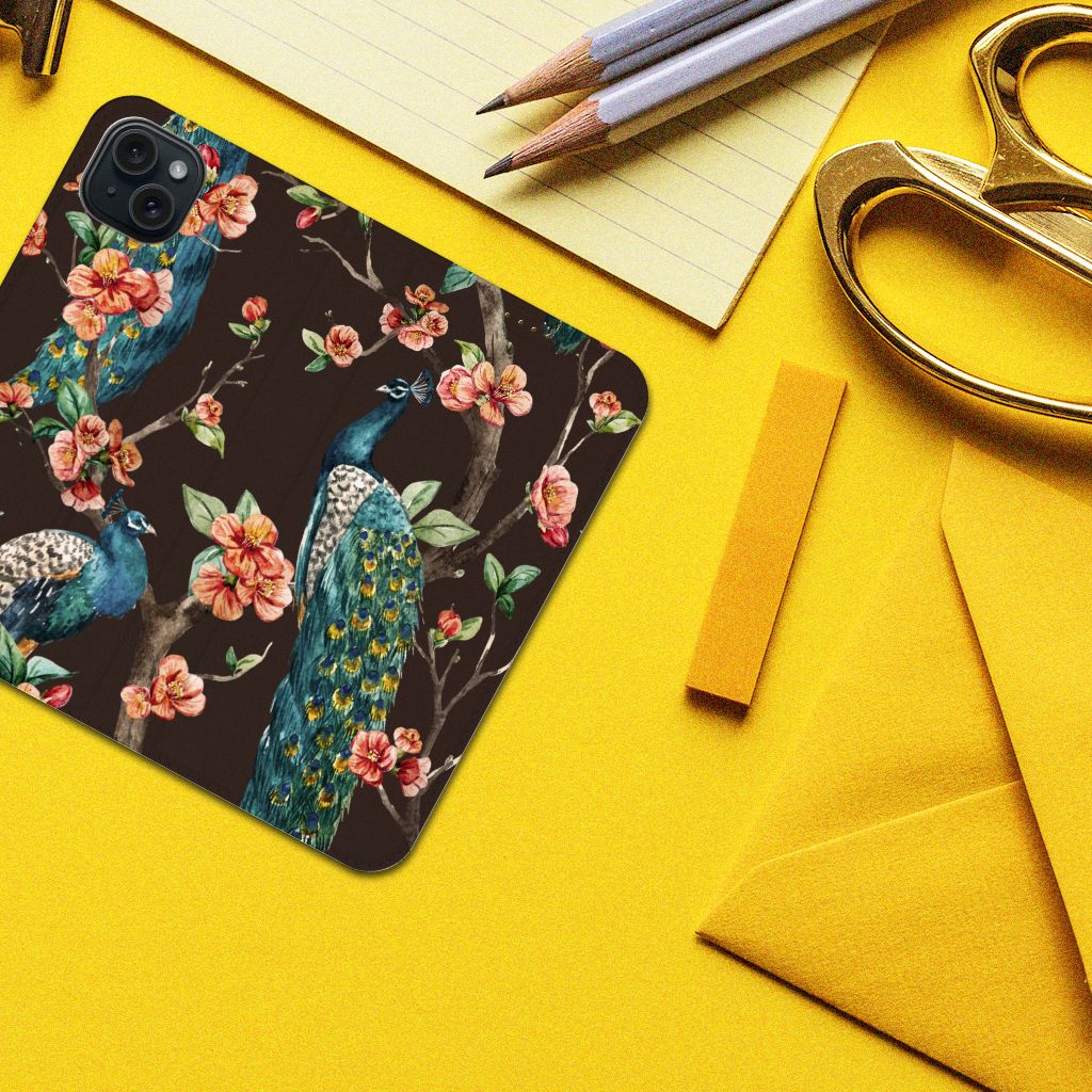 iPhone 15 Plus Hoesje maken Pauw met Bloemen â prachtig design met pauwen en bloemen op een stijlvolle achtergrond.