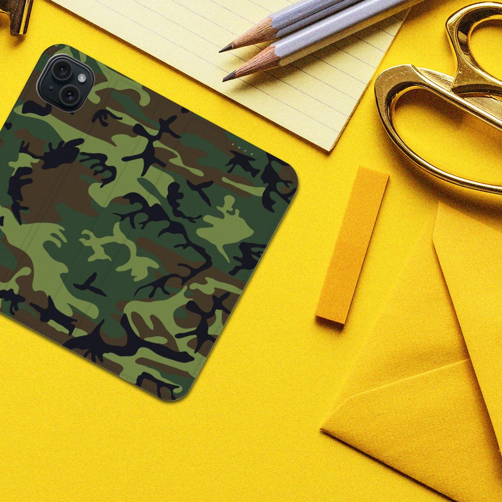 iPhone 15 Plus Hoesje met Magneet Army Dark met een camouflage design op een gele achtergrond.