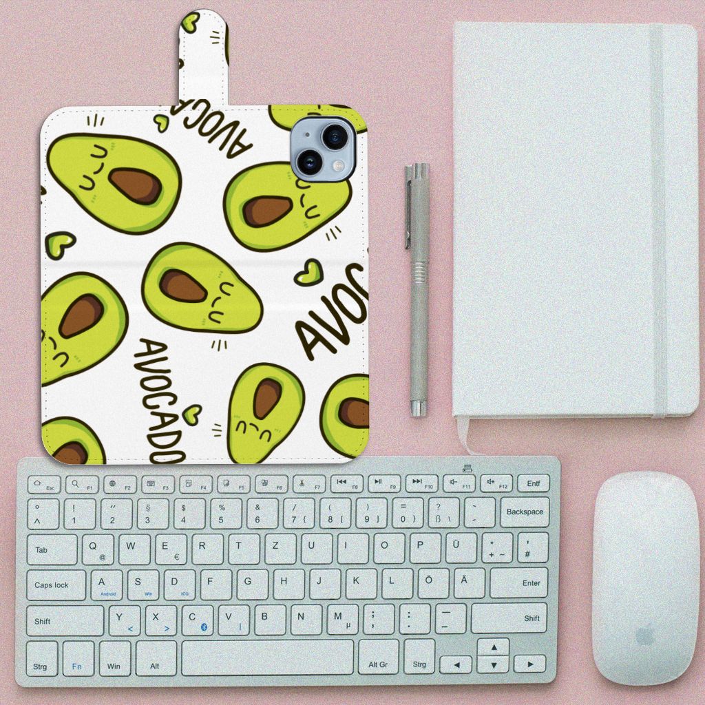 iPhone 15 Plus Leuk Hoesje Avocado Singing met schattige avocados op een witte achtergrond, perfect voor avocado-liefhebbers đĨ.