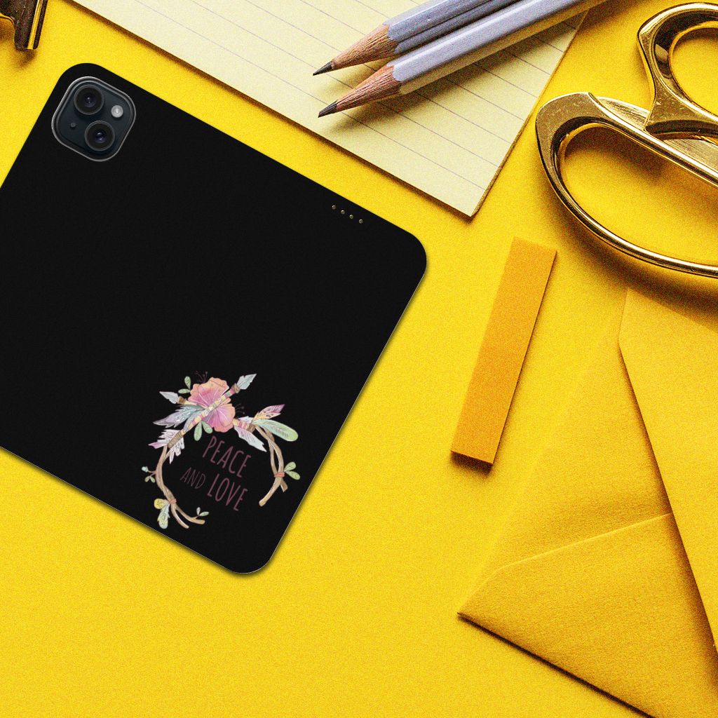 iPhone 15 Plus Magnet Case Boho Text met bloemen en tekst 'Peace and Love' op een zwarte achtergrond.