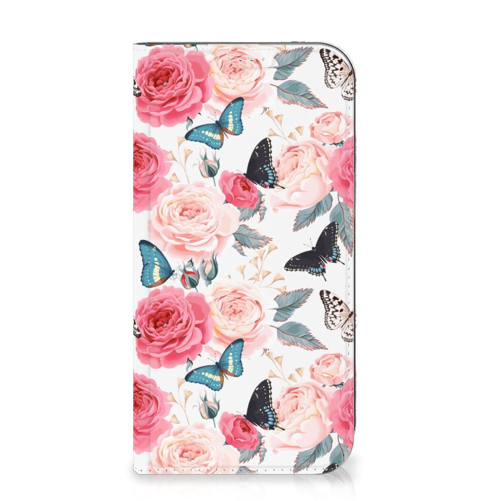 iPhone 15 Plus Smart Cover Butterfly Roses met een prachtig design van rozen en vlinders🦋.