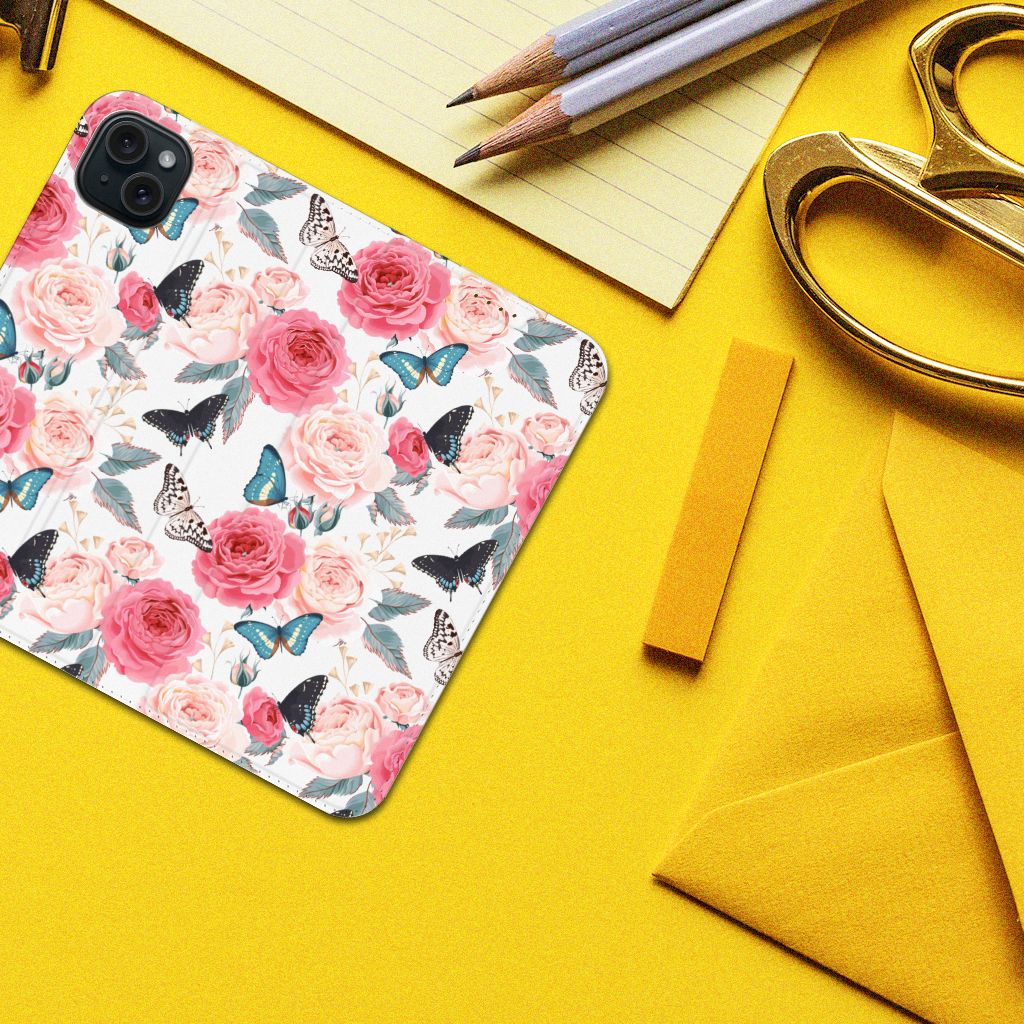 iPhone 15 Plus Smart Cover Butterfly Roses met bloemen en vlinders, perfect voor stijl en bescherming đšđĻ.
