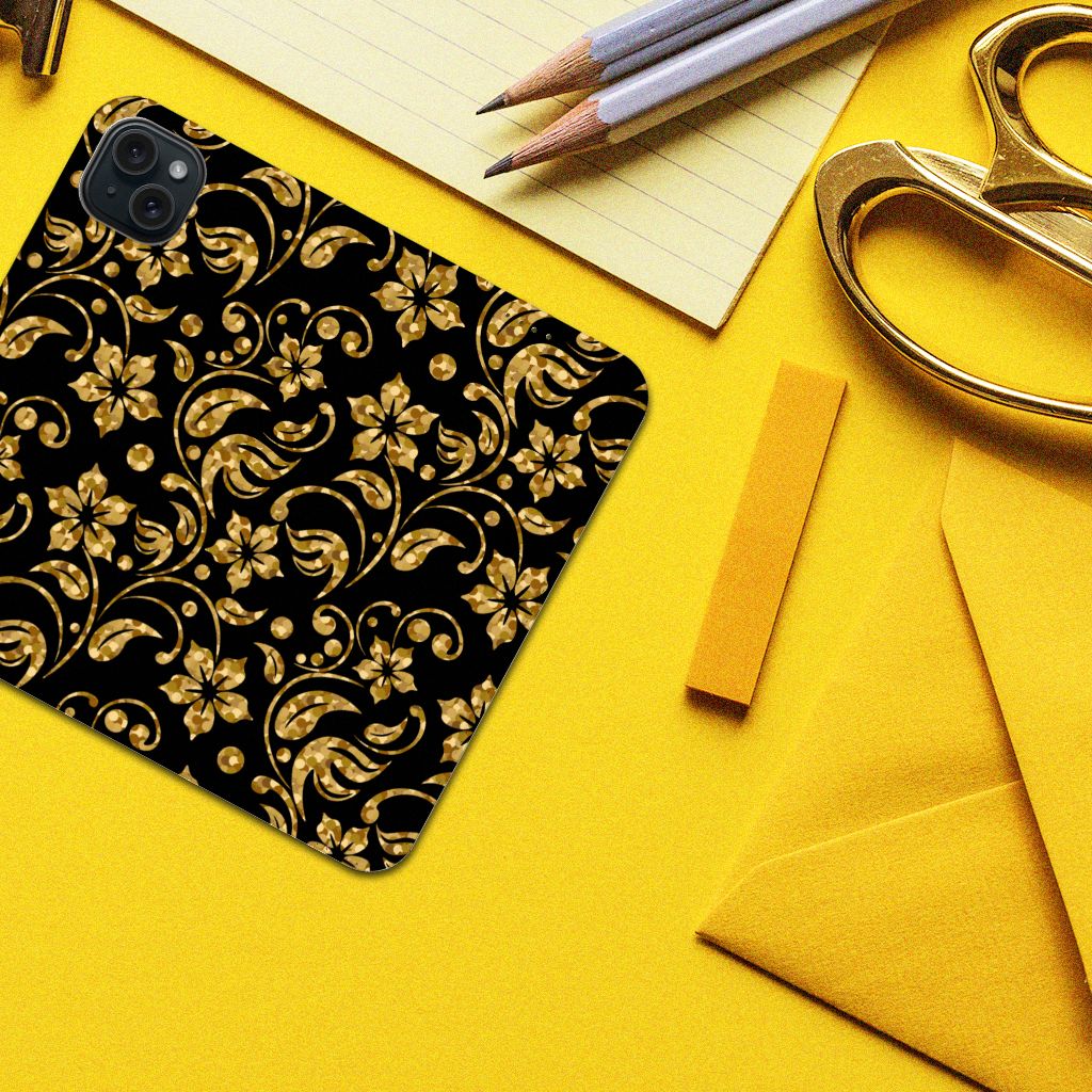 iPhone 15 Plus Smart Cover Gouden Bloemen met fijn bloemenpatroon op een zwarte achtergrond.