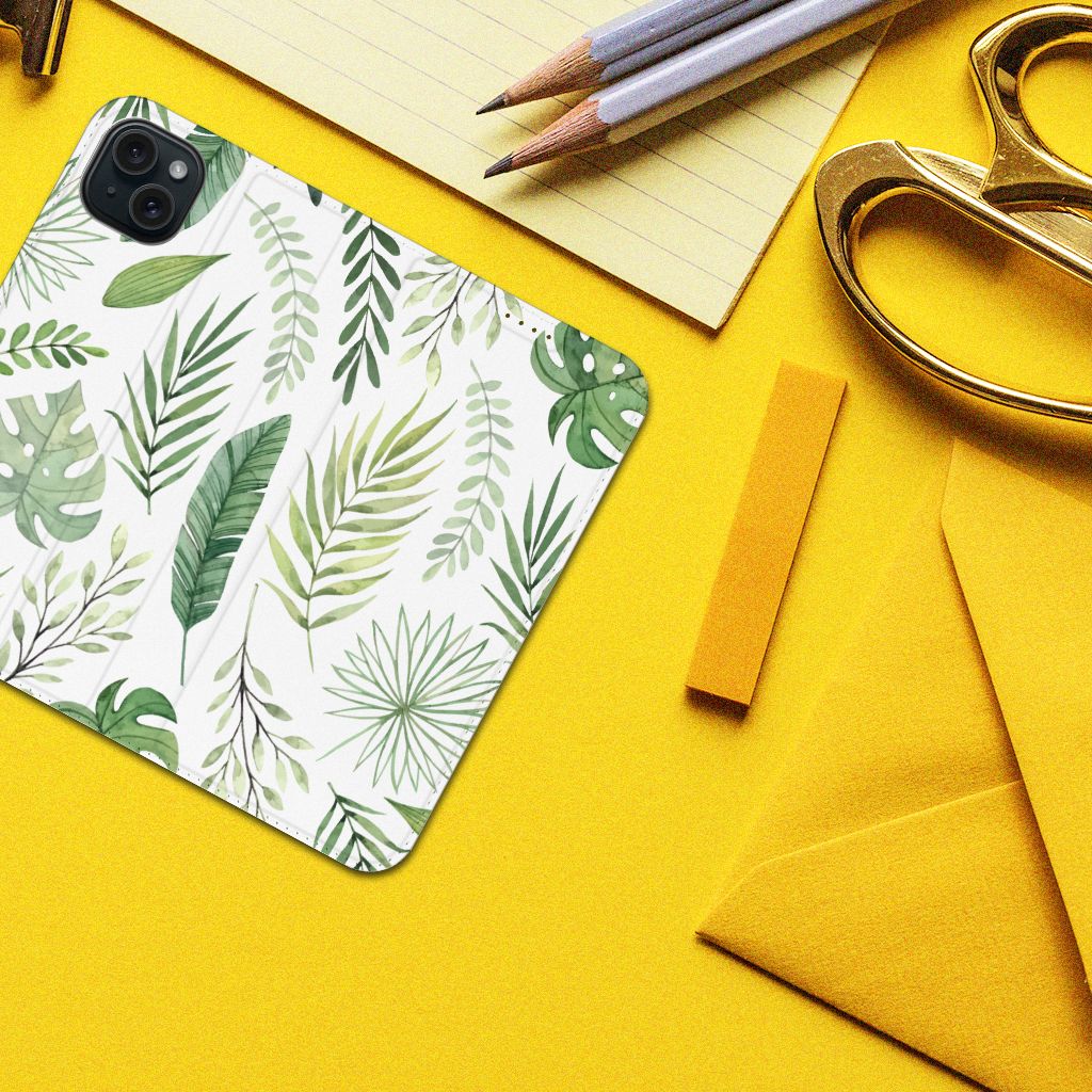 iPhone 15 Plus Smart Cover Leaves met een print van groene bladeren op een gele achtergrond.
