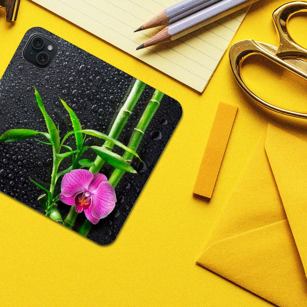 iPhone 15 Plus Smart Cover Orchidee met een elegante orchidee en groene bamboestelen op een kleurrijke achtergrond.