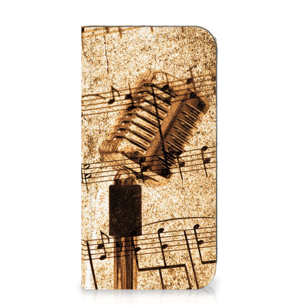 iPhone 15 Plus Stand Case Bladmuziek met een vintage microfoon en bladmuziekdesign đļ