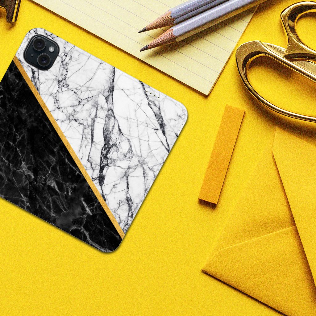 iPhone 15 Plus Standcase Marmer Wit Zwart - Origineel Cadeau Man met zwartwit marmerdesign op een gele achtergrond.
