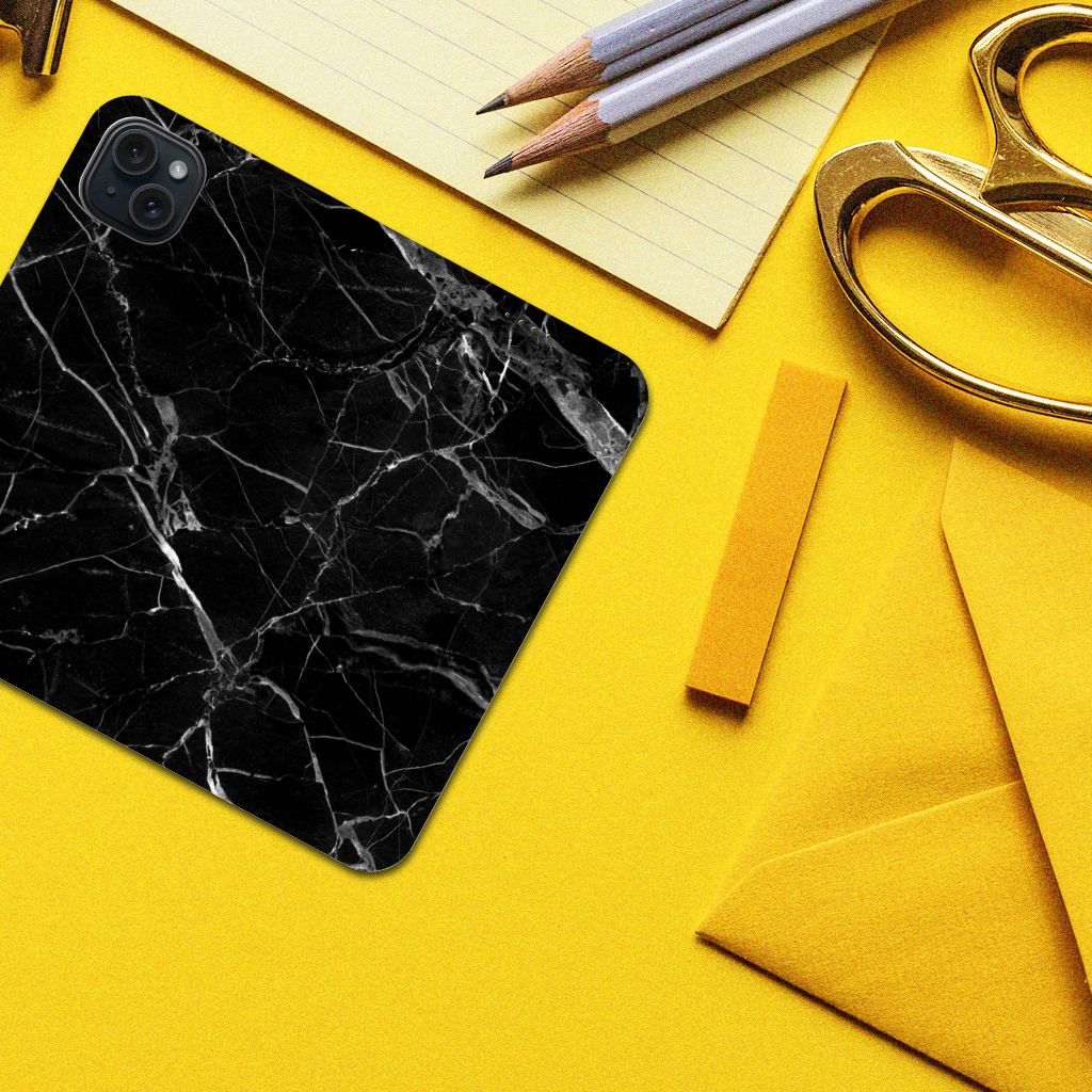 iPhone 15 Plus Standcase Marmer Zwart - Origineel Cadeau Vader met zwart marmerdesign op een creatieve werkplek.