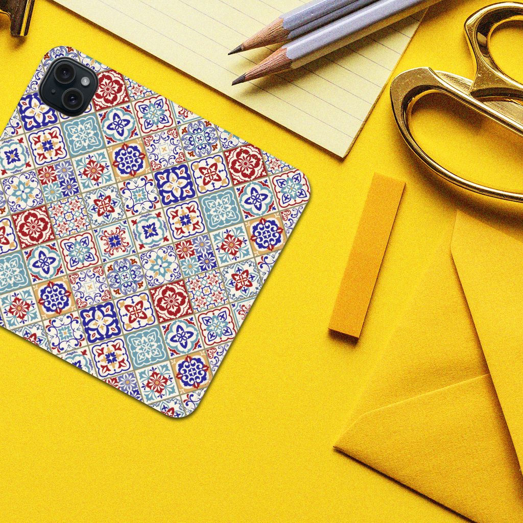 iPhone 15 Plus Standcase Tiles Color met kleurrijk tegelmotief op een gele achtergrond.