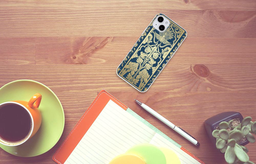 iPhone 15 Plus TPU Case Beige Flowers op een bureau met koffie, notitieboek en pen.