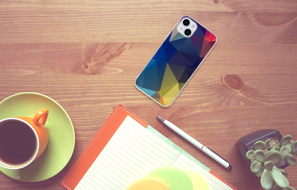 iPhone 15 Plus TPU Hoesje Polygon Dark op een houten tafel met een kopje koffie en een notitieboekje.
