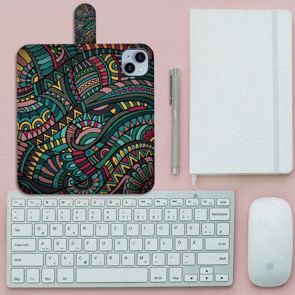 iPhone 15 Plus Telefoon Hoesje Aztec met kleurige grafische print en ruimte voor drie pasjes.